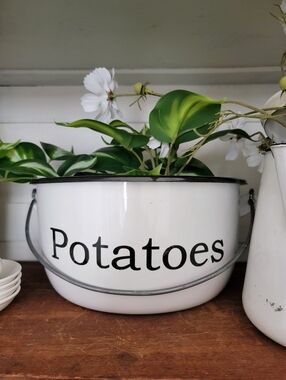Emailul White Enamelware Potatoes Metal Storage Pot Farmhouse Kitchen Decor